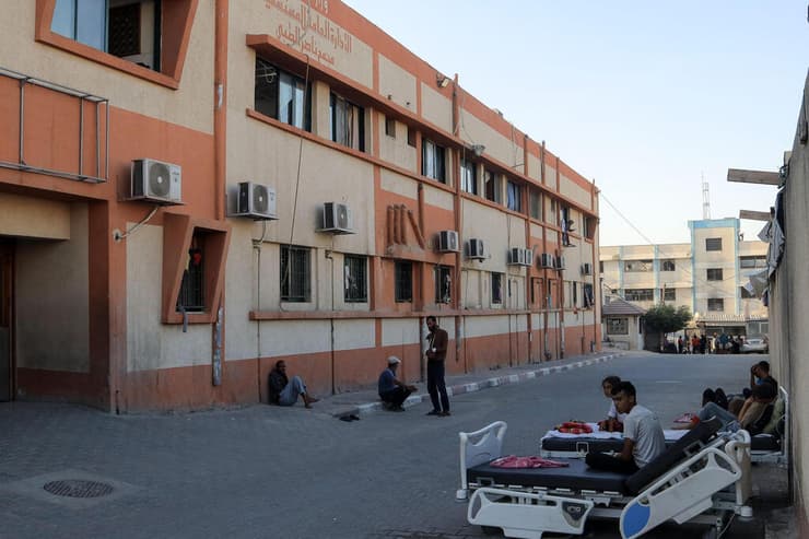 חזית בית החולים בחאן יונס (צילום: AFP) בית חולים בחאן יונס