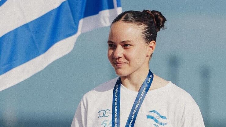 השייטת הישראלית תמר שטיינברג על הפודיום לאחר הזכייה במדליית הכסף באליפות העולם