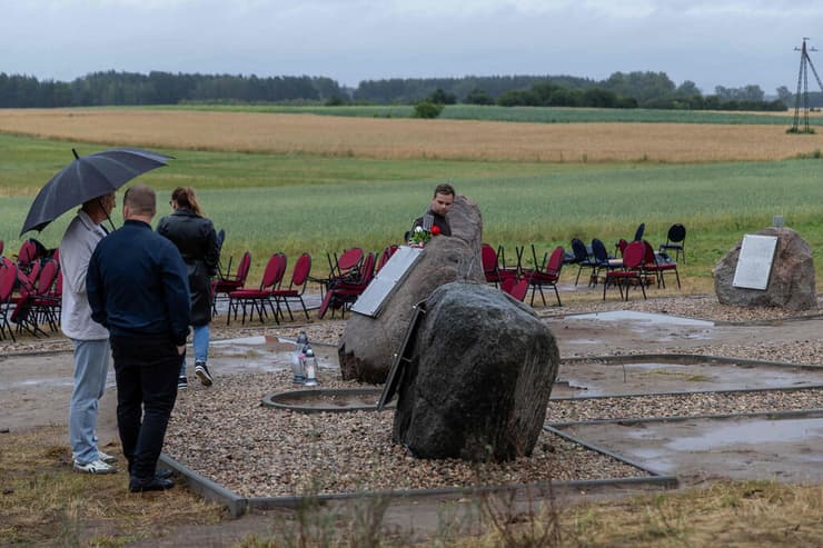 הטקס באנדרטה בעיירה יֶדוָובְנֶה (צילום: Wojtek Radwanski / AFP) הטקס באנדרטה בעיירה יֶדוָובְנֶה
