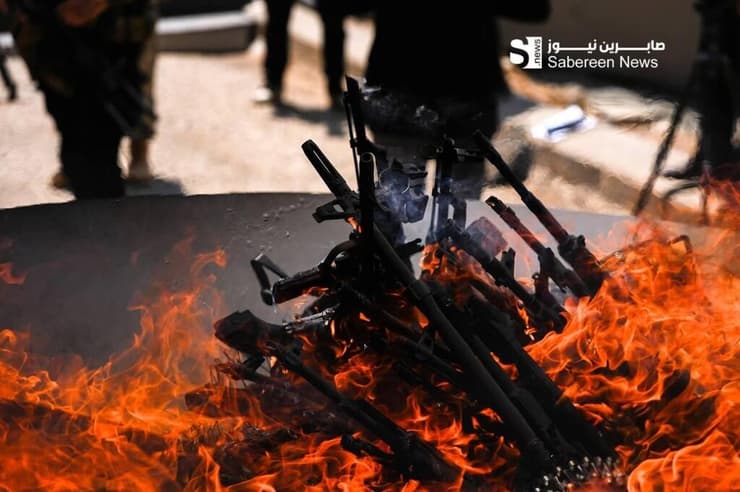 טקס השמדת נשק סמלי של הכורדים, אחרי ההכרזה על פנייה לשלום המחתרת הכורדית מנחיה את הנשק