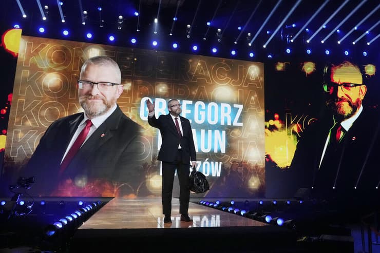 גז'גוש בראון בעצרת בחירות (צילום: AP Photo / Czarek Sokolowski) גז'גוש בראון