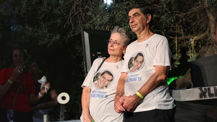 מנהלים מאבק הירואי כבר יותר מ-11 שנים. שמחה ולאה גולדין, הוריו של הדר (צילום: דנה קופל) שמחה ולאה גולדין, הוריו של החטוף הדר גולדין, בכיכר החטופים