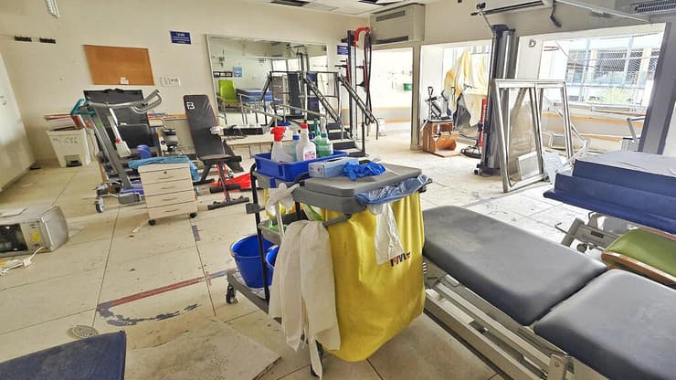חדר פיזיותרפיה במחלקת השיקום של סורוקה שנהרסה לחלוטין (צילום: מאיר אבן חיים) חדר פיזיותרפיה במחלקת השיקום של סורוקה שנהרסה לחלוטין מפגיעת הטיל