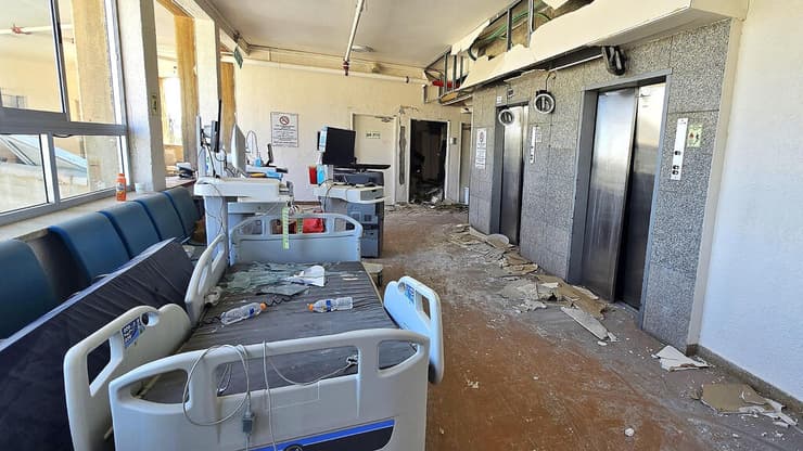 הנזק העצום לבניין הכירורגי הצפוני בבית החולים סורוקה שנפגע ישירות מטיל (צילום: מאיר אבן חיים) הנזק העצום לבניין הכירורגי הצפוני בבית החולים סורוקה שנפגע ישירות מטיל