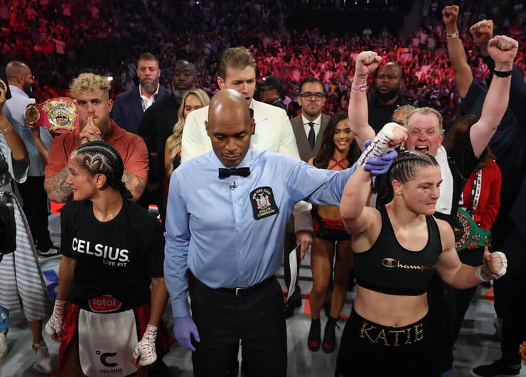 קייטי טיילור חוגגת את הניצחון