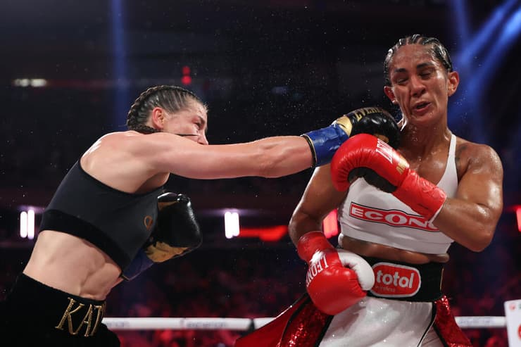 קייטי טיילור מכה את אמנדה סראנו