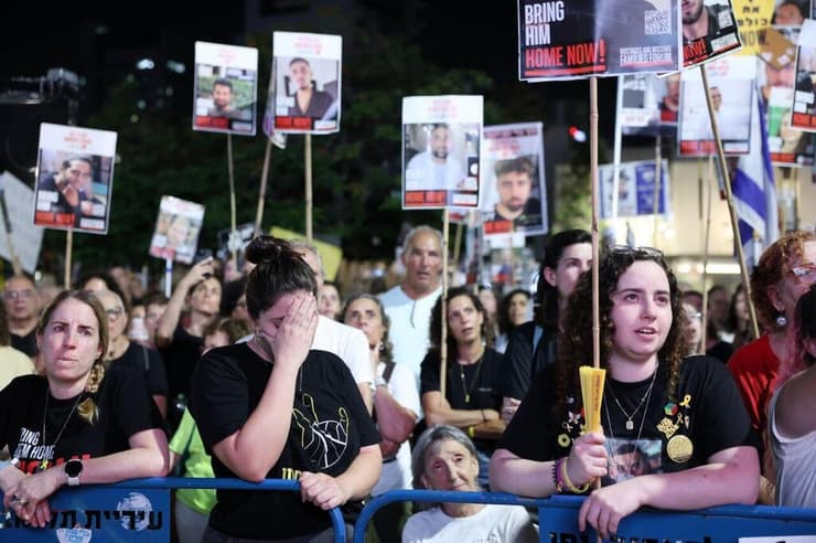 העצרת בכיכר החטופים, אמש (צילום: דנה קופל) עצרת בכיכר החטופים