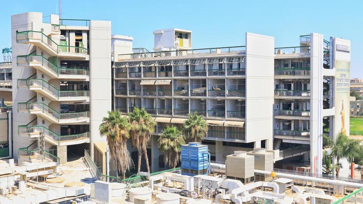חלונות בניין המחלקות הפנימיות בבית החולים סורוקה נופצו מההדף. רק מעלית אחת פועלת, לוחות גבס החליפו את החלונות (צילום: מאיר אבן חיים) חלונות בניין המחלקות הפנימיות בבית החולים סורוקה נופצו מההדף