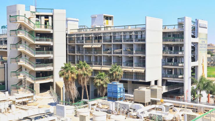 חלונות בניין המחלקות הפנימיות בבית החולים סורוקה נופצו, החולים מצטופפים בחדרים שלא נפגעו (צילום: מאיר אבן חיים) חלונות בניין המחלקות הפנימיות בבית החולים סורוקה נופצו מההדף