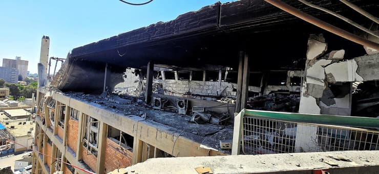 קומת מעבדות המחקר ספגה פגיעה ישירה וריח השריפה עדיין מרחף באוויר. הקומות מתחתיה נהרסו אף הן (צילום: מאיר אבן חיים) הנזק העצום לבניין הכירורגי הצפוני בבית החולים סורוקה שנפגע ישירות מטיל