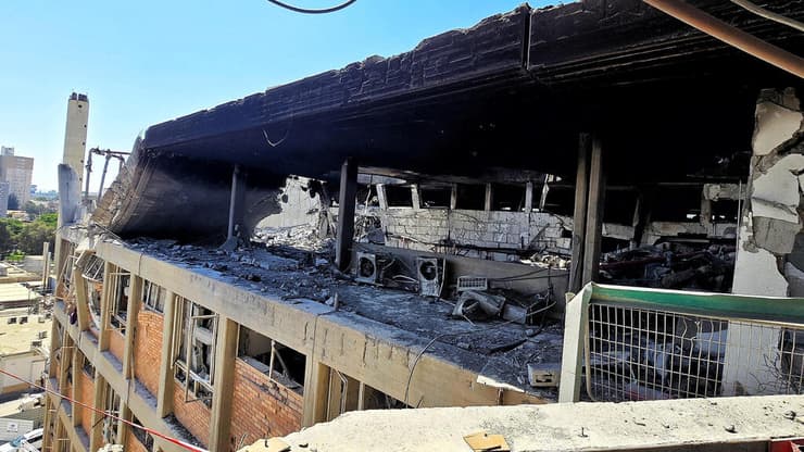 הנזק העצום לבניין הכירורגי הצפוני בבית החולים סורוקה שנפגע ישירות מטיל