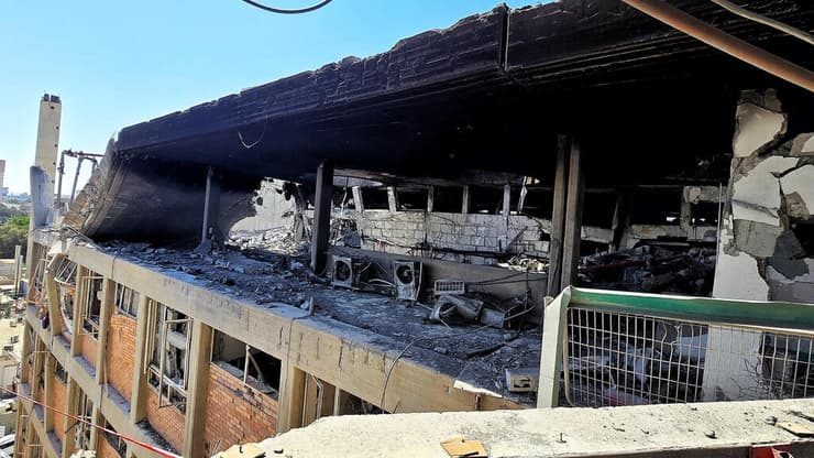 הנזק העצום לבניין הכירורגי הצפוני בבית החולים סורוקה שנפגע ישירות מטיל במערכה הקודמת (צילום: מאיר אבן חיים) הנזק העצום לבניין הכירורגי הצפוני בבית החולים סורוקה שנפגע ישירות מטיל