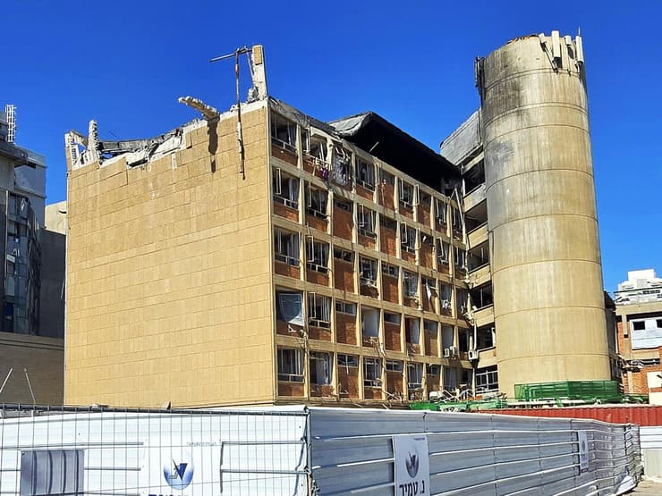 הנזק העצום לבניין הכירורגי הצפוני בבית החולים סורוקה שנפגע ישירות מטיל