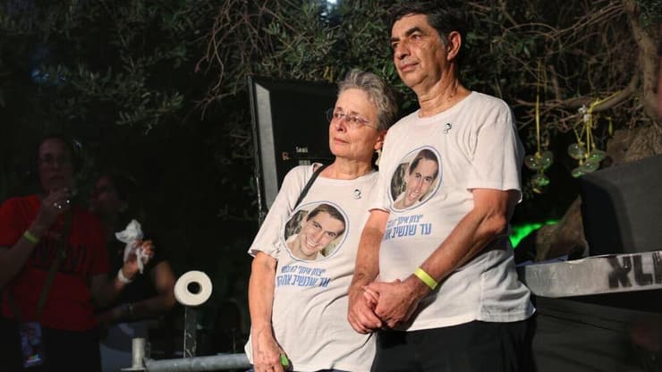 שמחה ולאה גולדין, הוריו של החטוף הדר גולדין, בכיכר החטופים