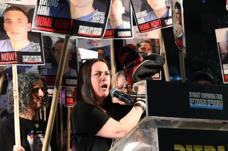 ענת אנגרסט מציגה את התיק של בנה מתן בעצרת אמש (צילום: דנה קופל) עצרת בכיכר החטופים