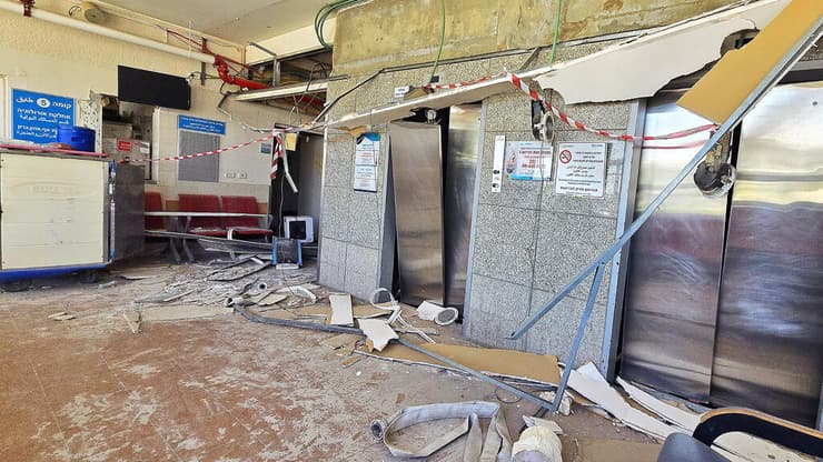 היקף ההרס אדיר. מי ישלם? (צילום: מאיר אבן חיים) הנזק העצום לבניין הכירורגי הצפוני בבית החולים סורוקה שנפגע ישירות מטיל