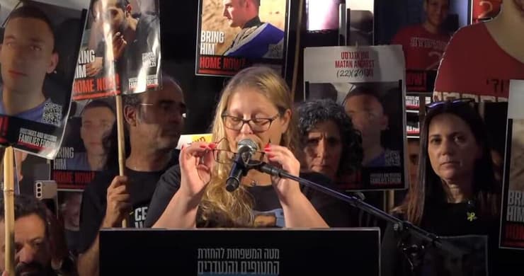 חירות נמרודי מציגה את המשקפיים של בנה תמיר (צילום: satview) עצרת בכיכר החטופים