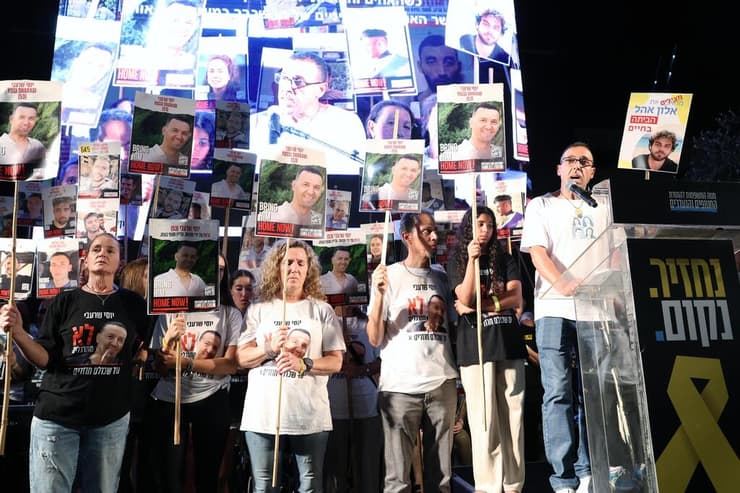 צילום: דנה קופל אלי שרעבי בכיכר החטופים