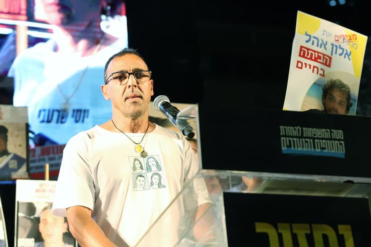 אלי שרעבי בכיכר החטופים, אמש (צילום: דנה קופל) אלי שרעבי בכיכר החטופים