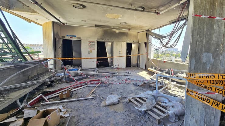 ההרס העצום בסורוקה (צילום: מאיר אבן חיים) הנזק העצום לבניין הכירורגי הצפוני בבית החולים סורוקה שנפגע ישירות מטיל