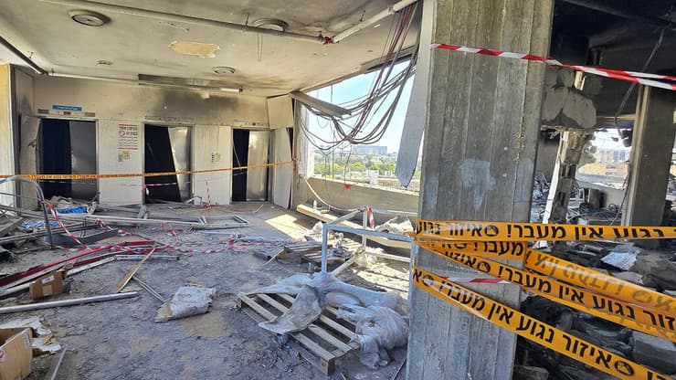 הנזק העצום לבניין הכירורגי הצפוני בבית החולים סורוקה, שנפגע ישירות מטיל (צילום: מאיר אבן חיים) הנזק העצום לבניין הכירורגי הצפוני בבית החולים סורוקה שנפגע ישירות מטיל