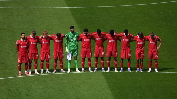 שחקני ליברפול במהלך דקת הדומיה