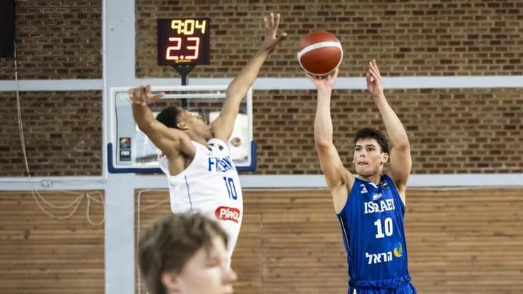 הצטיין מול פינלנד. מאייר (צילום: אתר פיב"א) שחקן נבחרת העתודה של ישראל עומר מאייר
