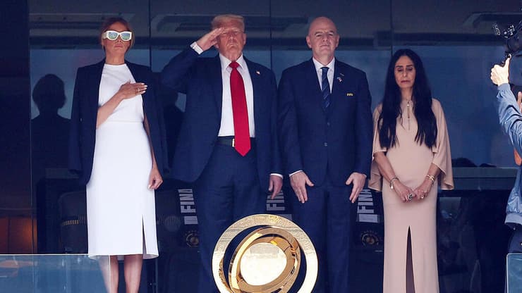 שוב מדבר על "השבוע הקרוב". טראמפ בגמר גביע העולם למועדונים (צילום: Dan Mullan/Getty Images) נשיא פיפ"א ג'אני אינפנטינו לצד דונלנד טראמפ