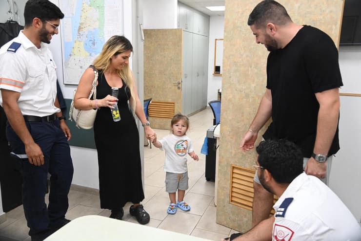 דן אואט שטבע ב בריכה בבית סבתו נפגש עם צוות מד"א שהציל אותו