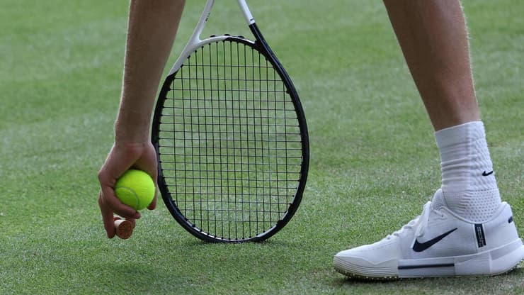 סינר והפקק (צילום: REUTERS/Toby Melville) סינר והפקק