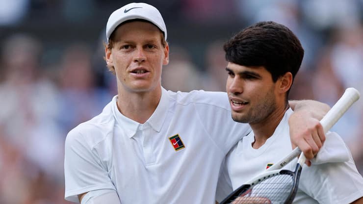 יניק סינר קרלוס אלקראס בסיום גמר ווימבלדון 