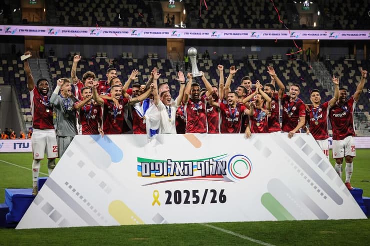 מיגל ויטור מניף את תואר אלוף האלופים