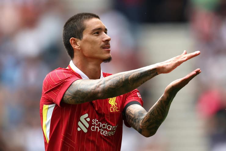 נונייס חוגג עם תנועת הכריש