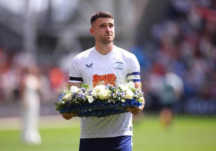 קפטן פרסטון, בן וייטמן, מניח זר פרחים מול אוהדי ליברפול 