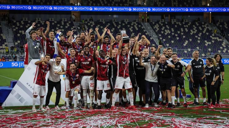 אילון אלמוג מניף את התואר