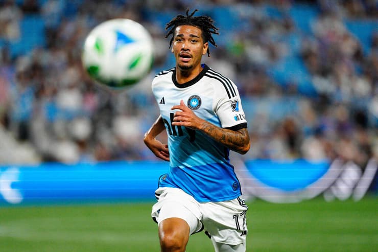 כבש בניצחון של שארלוט. עידן טוקלומטי (Jacob Kupferman / AFP) שחקן שארלוט עידן טוקלומטי