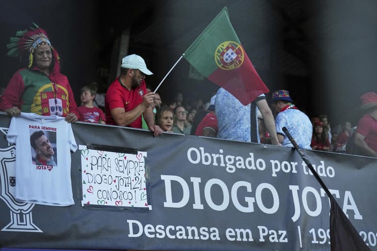 המחוות לזכר דיוגו ז'וטה ביציע של ליברפול