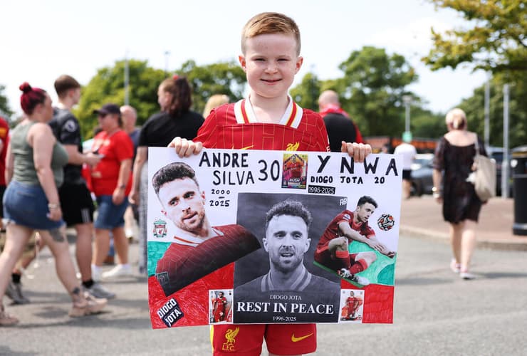 אוהד ליברפול צעיר עם זכר דיוגו ז'וטה ואחיו אנדרה סילבה