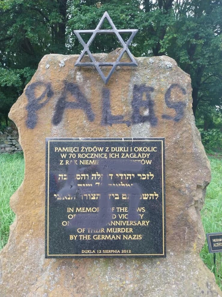 המצבה שהושחתה בצלב קרס ובתחילת המילה פלסטין (צילום: Jacek Koszczan) המצבה שהושחתה בצלב קרס