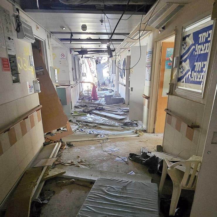 מחלקת השיקום נחרבה עד היסוד (צילום: מאיר אבן חיים) מחלקת השיקום בבית החולים סורוקה ספגה נזק עצום