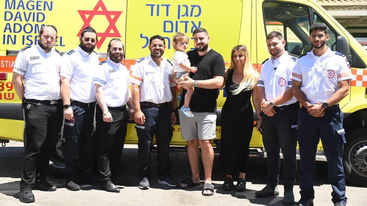 דן אואט שטבע ב בריכה בבית סבתו נפגש עם צוות מד"א שהציל אותו