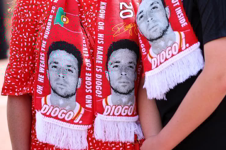 אוהד ליברפול עם צעיף של דיוגו ז'וטה