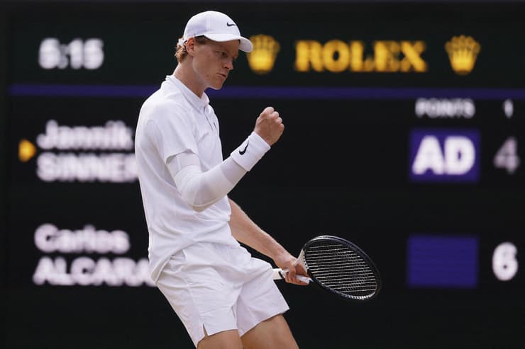 יאניק סינר חוגג (צילום: REUTERS/Andrew Couldridge) יאניק סינר חוגג