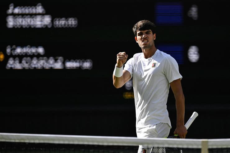 אלקראס חוגג את הניצחון במערכה הראשונה (צילום: Kirill KUDRYAVTSEV / AFP) קרלוס אלקראס