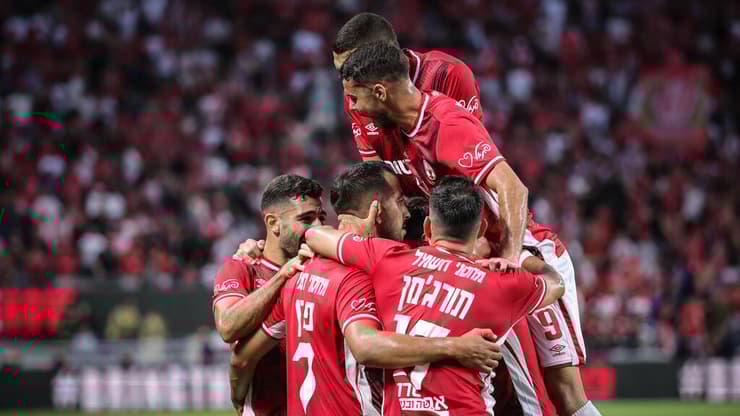 שחקני באר-שבע (צילום: עוז מועלם) שחקני באר-שבע חוגגים עם אליאל פרץ