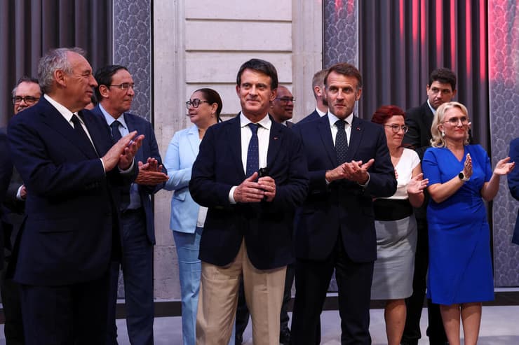נשיא צרפת עמנואל מקרון ראש הממשלה פרנסואה באירו והשר מנואל ואלס אחרי ההודעה על הפיכת קלדוניה החדשה למדינה 