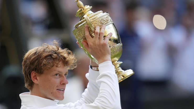 הפעם הזה שלו. סינר עם הגביע (צילום: AP Photo/Kin Cheung) סינר עם הגביע ווימבלדון