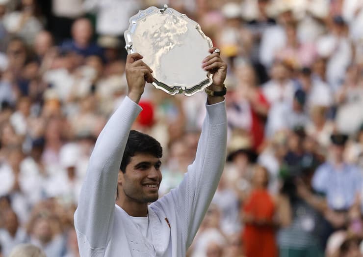 הרצף נעצר. אלקראס בסיום עם צלחת הניחומים (צילום: Jannik Sinner REUTERS/Stephanie Lecocq) אלקראס עם צלחת הניחומים