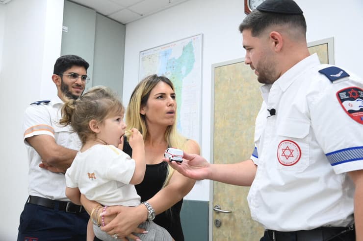 דן אואט שטבע ב בריכה בבית סבתו נפגש עם צוות מד"א שהציל אותו