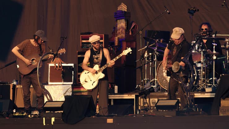 הלב נמס ולא כל שאר הגוף. ניל יאנג ו-The Chrome Hearts בהופעה בהייד פארק בלונדון (צילום: @jrcmccord) ניל יאנג בהופעה בהייד פארק בלונדון